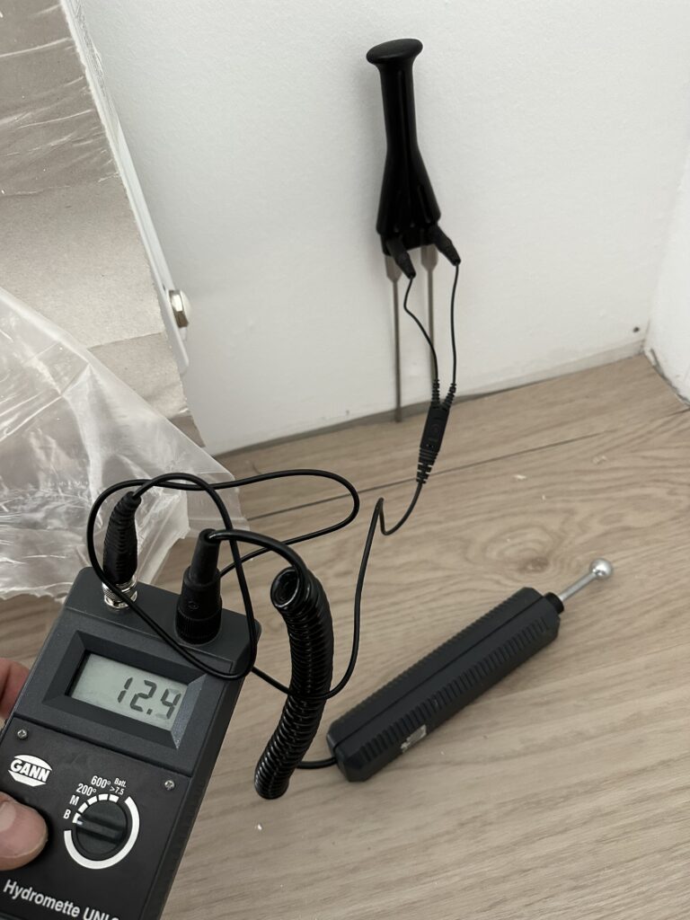 Feuchtemessung an Wand zur Schadensanalyse durch Bausachverständiger
