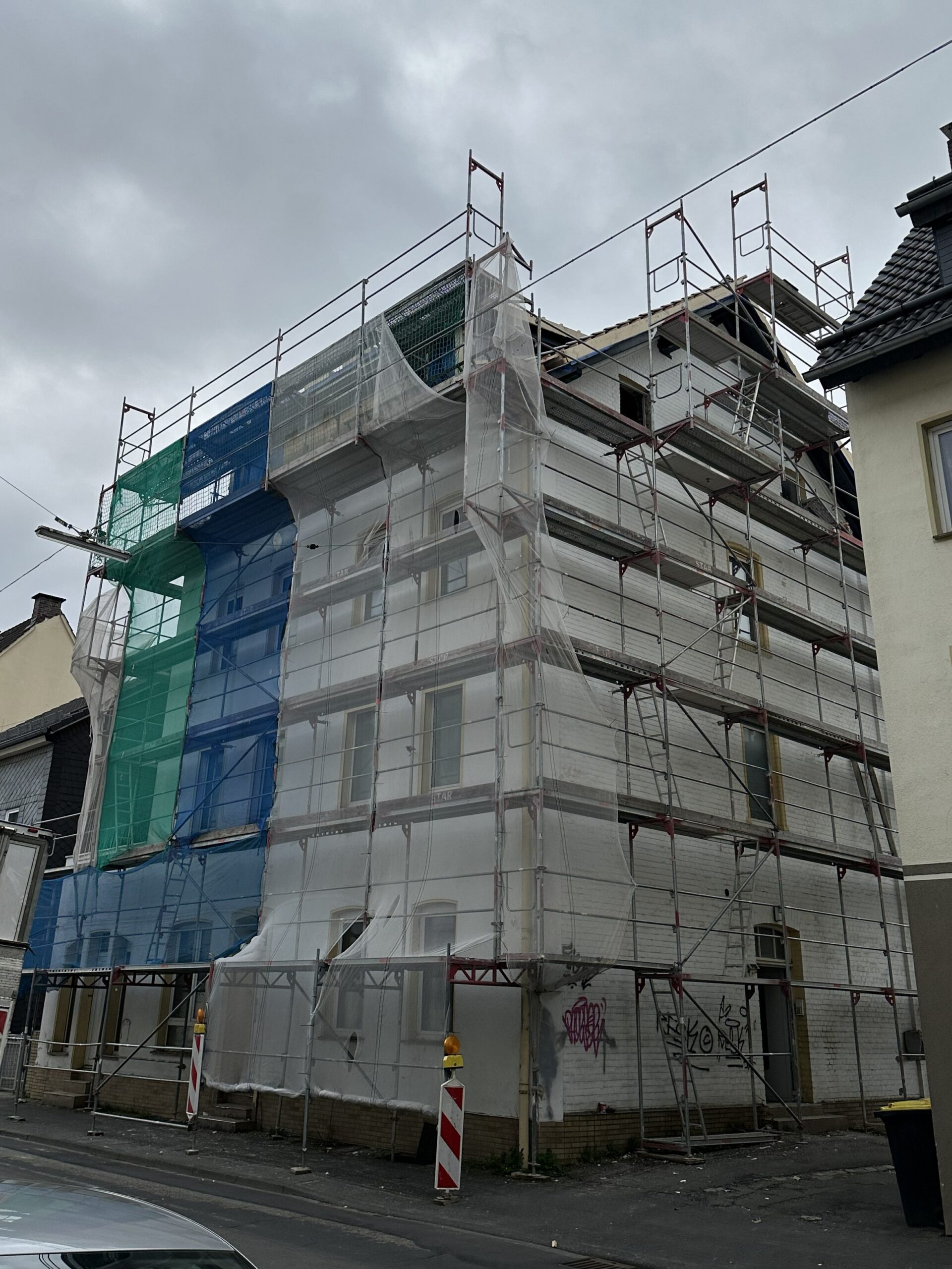 Umbau und Dachausbau Mehrfamilienhaus in Siegen – Statik, Bauleitung und energetische Kernsanierung