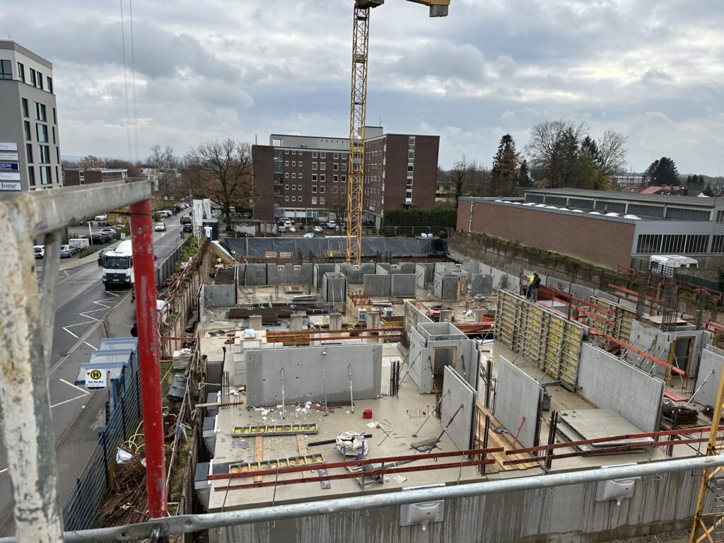 Großbaustelle Wohnanlage mit 96 Wohneinheiten bei Aachen – TÜV-zertifizierte Bauleitung im Rohbau mit Tiefgarage und komplexer Bauweise in Erdbebenzone